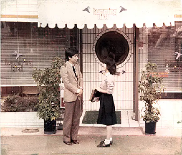 店舗前で記念撮影する様子